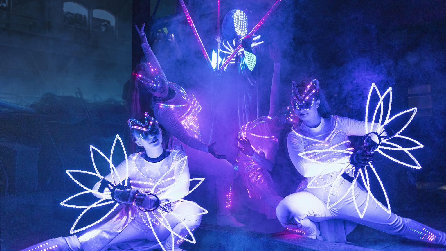 Světelná show s LED kostýmy
