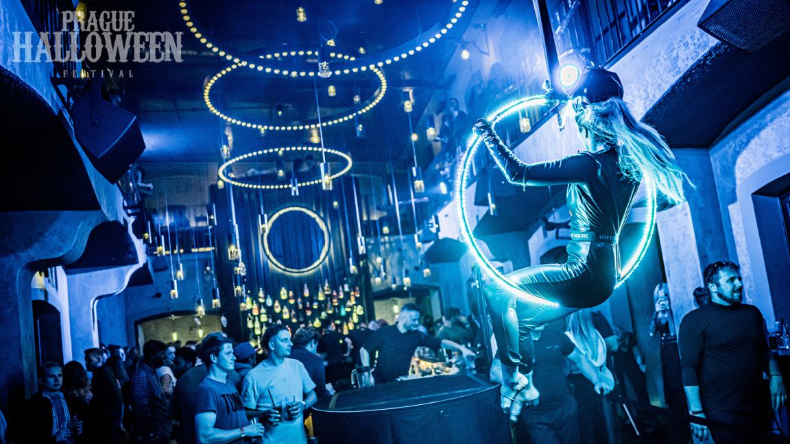 Světelný aerial hoop